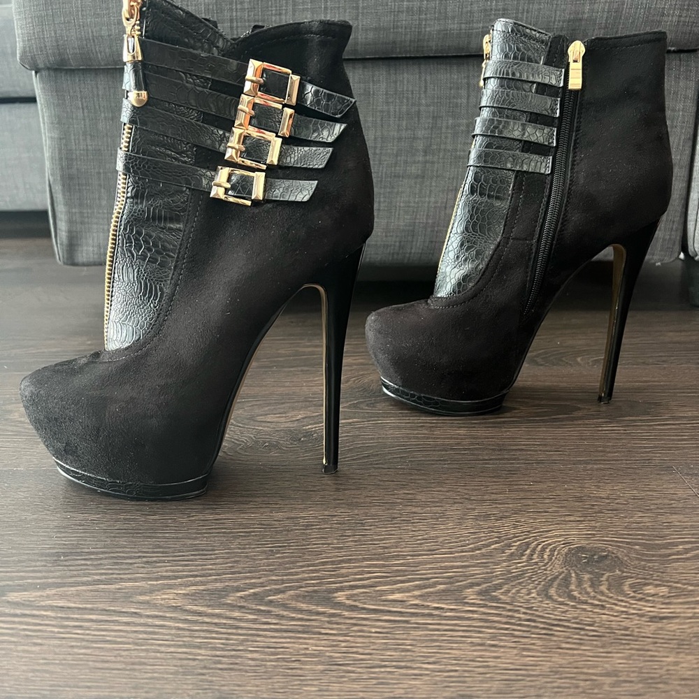 BEBE Size 7 Heeled Booties